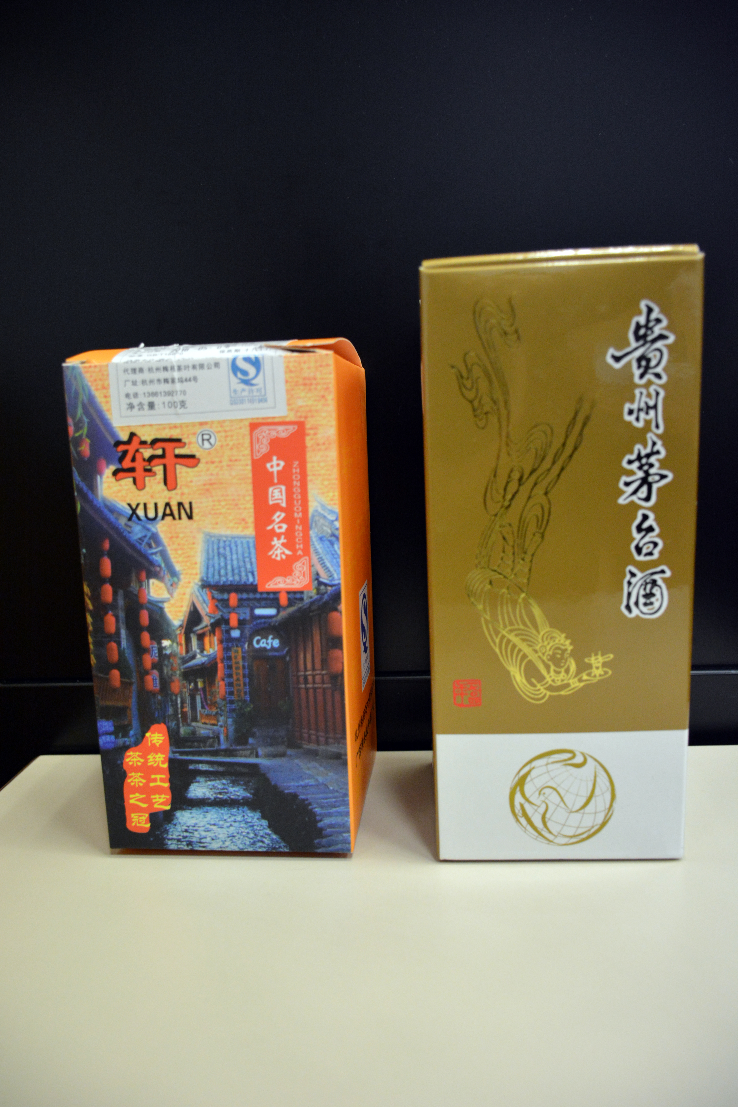Licos y té regalados por China