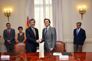 El presidente del Tribunal Supremo y del Consejo General del Poder Judicial, Carlos Lesmes; y el presidente de Transparencia Internacional España, Jesús Lizcano